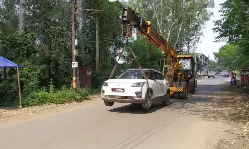 कलेक्ट्रेट परिसर में कई दिनों से खड़े लावारिस वाहनों को किया गया जब्त