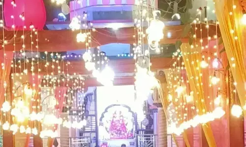 आकर्षक जगमग लाइटों से सजे मंदिर, नवरात्रि पर माता की भक्ति में डूबे श्रद्धालु आकर्षक जगमग लाइटों से सजे मंदिर, नवरात्रि पर माता की भक्ति में डूबे श्रद्धालु