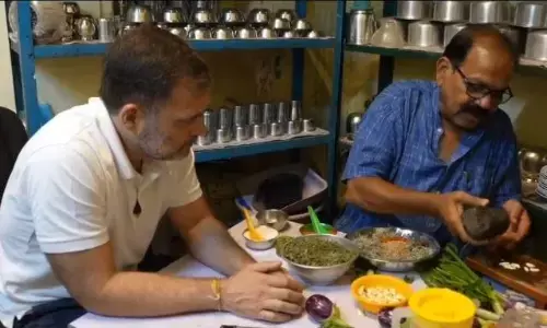 कोल्हापुर में दलित के घर खाया खाना, किचन में हाथ भी बंटाया, कहा - दलित क्या खाते हैं, कैसे पकाते हैं, कोई नहीं जानता कोल्हापुर में दलित के घर खाया खाना, किचन में हाथ भी बंटाया, कहा - दलित क्या खाते हैं, कैसे पकाते हैं, कोई नहीं जानता