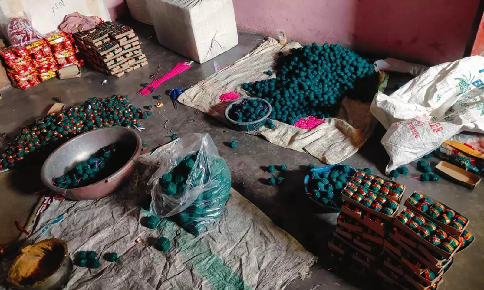 मकान की छत पर बना रहे पटाखे, पुलिस ने किया गिरफ्तार मकान की छत पर बना रहे पटाखे, पुलिस ने किया गिरफ्तार