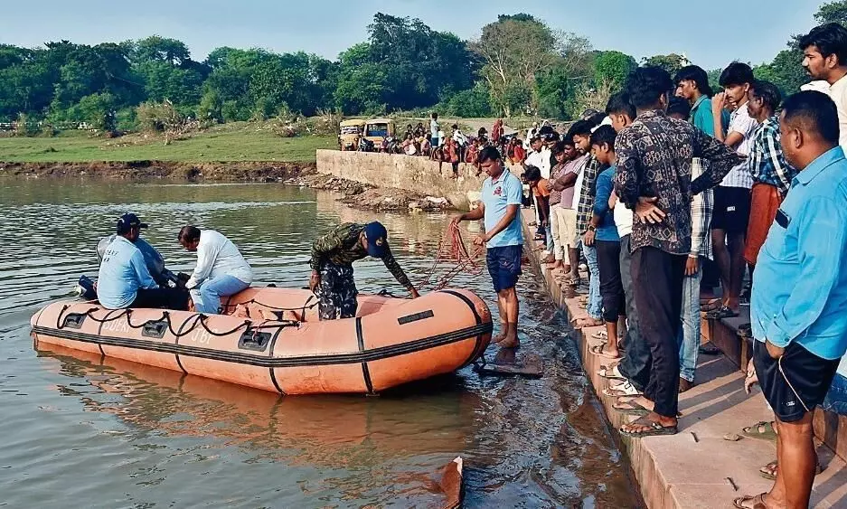 कालीघाट में नहाते वक्त दो दोस्त डूबे, मचा हड़कम्प कालीघाट में नहाते वक्त दो दोस्त डूबे, मचा हड़कम्प