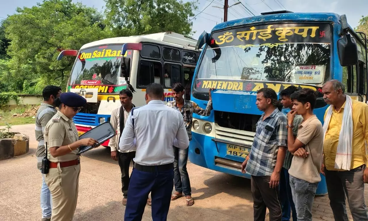 अवैध रूप से बस संचालन पर यातायात पुलिस ने की कार्यवाही अवैध रूप से बस संचालन पर यातायात पुलिस ने की कार्यवाही