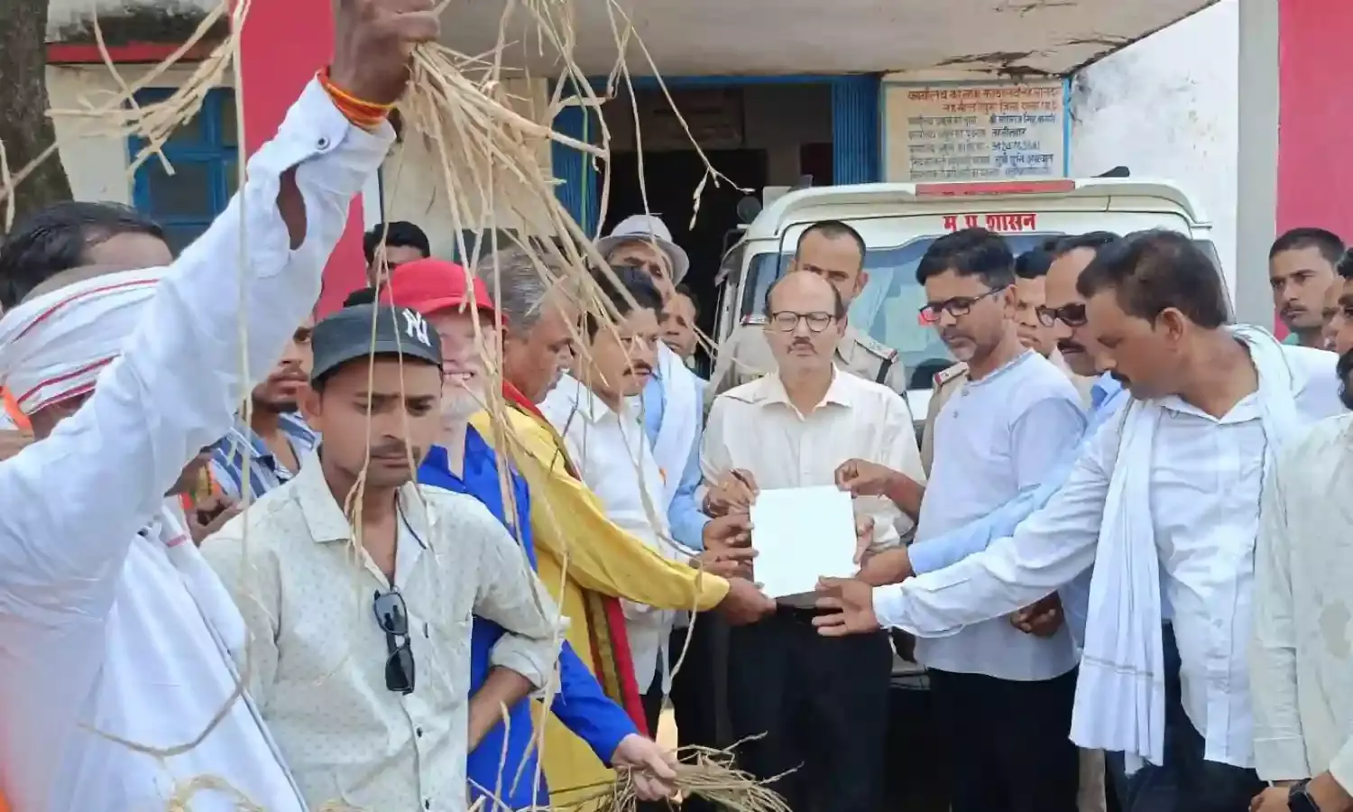 किसानों ने मुख्यमंत्री के नाम सौंपा ज्ञापन, कीटों से नष्ट हुई फसलों का दिलाया जाये सर्वे