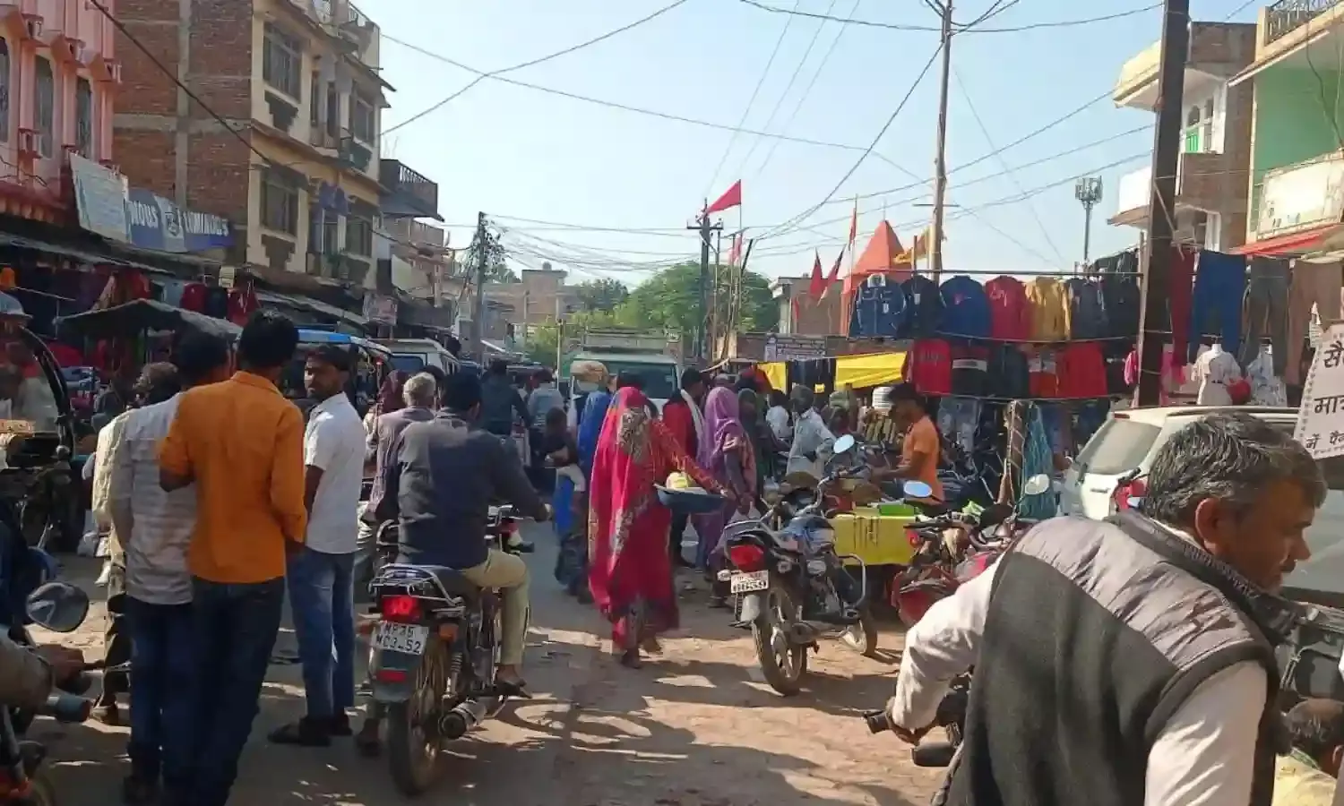 अजयगढ की सकरी गली में दोनों तरफ वाहनों की कतार, अव्यवस्थित बाजार में शहवासी हो रहे परेशान