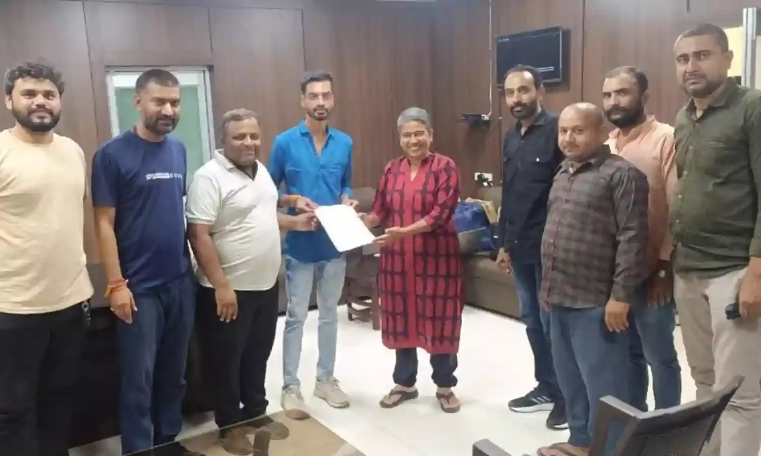 ड्राइवर की कथित हत्या मामले में युवक कांग्रेस ने सौंपा ज्ञापन