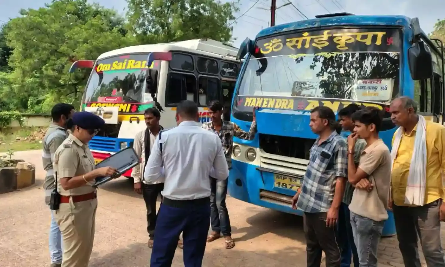 अवैध रूप से बस संचालन पर यातायात पुलिस ने की कार्यवाही