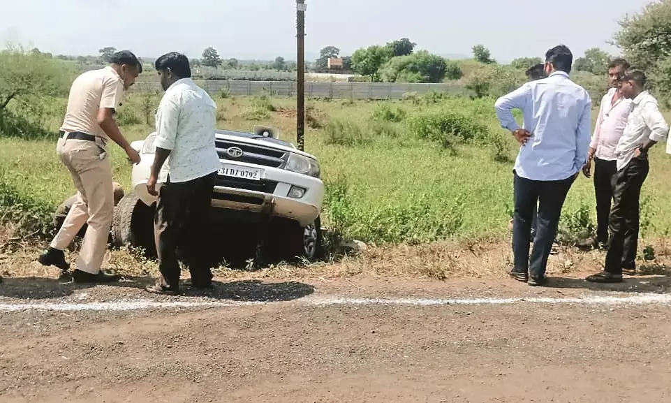 पुलिस का स्ट्राइकिंग फोर्स वाहन दुर्घटनाग्रस्त, क्रेन की मदद से बाहर निकाला