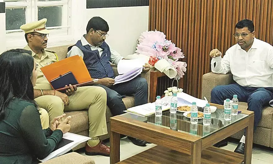 समीक्षा बैठक में एट्रोसिटी प्रकरण में मृतक के परिजन को सरकारी नौकरी देने के निर्देश