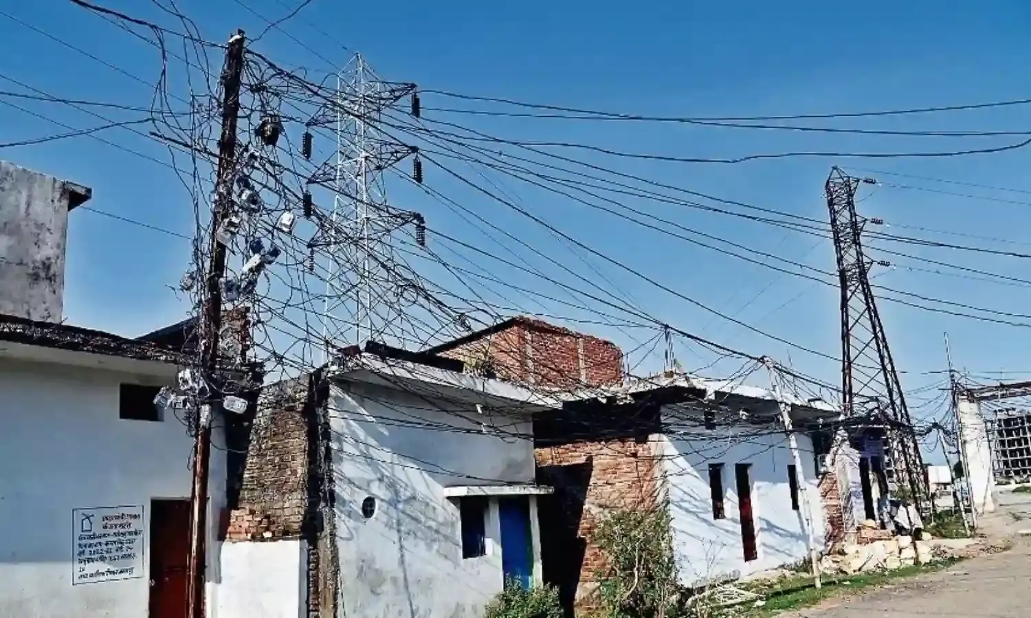 खम्भे पर लटक रहे बिजली के दर्जनों मीटर, नहीं बन पा रहा सब स्टेशन
