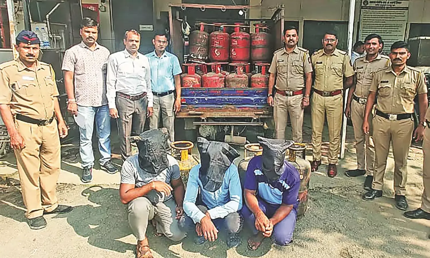 न्यू मनीष नगर के कारखाने पर छापा, 51 अवैध गैस सिलेंडर जब्त - चल रहा था गोरखधंधा