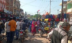 Panna News- अजयगढ की सकरी गली में दोनों तरफ वाहनों की कतार, अव्यवस्थित बाजार में शहवासी हो रहे परेशान