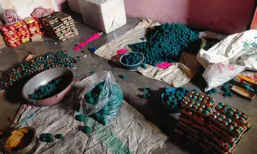 मकान की छत पर बना रहे पटाखे, पुलिस ने किया गिरफ्तार