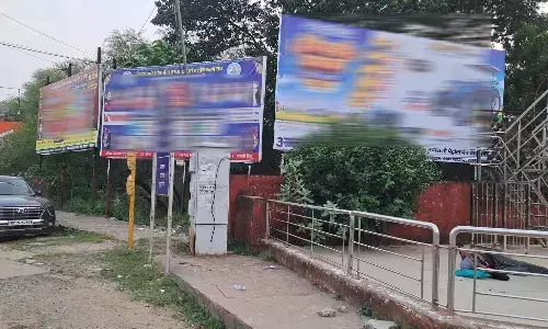 टेंडर के बाद भी अवैध होर्डिंग की भरमार, नियम दरकिनार