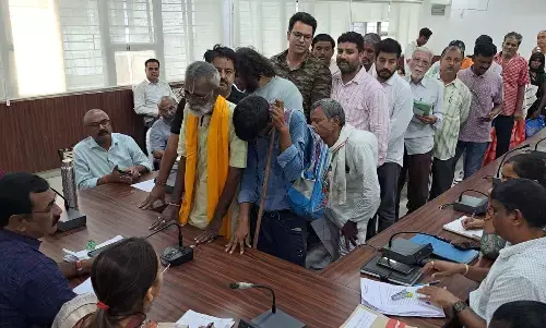 जिन मामलों का निराकरण जनपद और तहसील स्तर पर हो जानी चाहिए उनके लिए भी परेशान आमजन