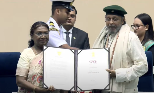 हाथ में प्लास्टर बांधे दादा साहब फाल्के सम्मान लेने पहुंचे मिथुन, राष्ट्रपति ने किया सम्मानित, एआर रहमान को सातवीं बार मिला अवॉर्ड