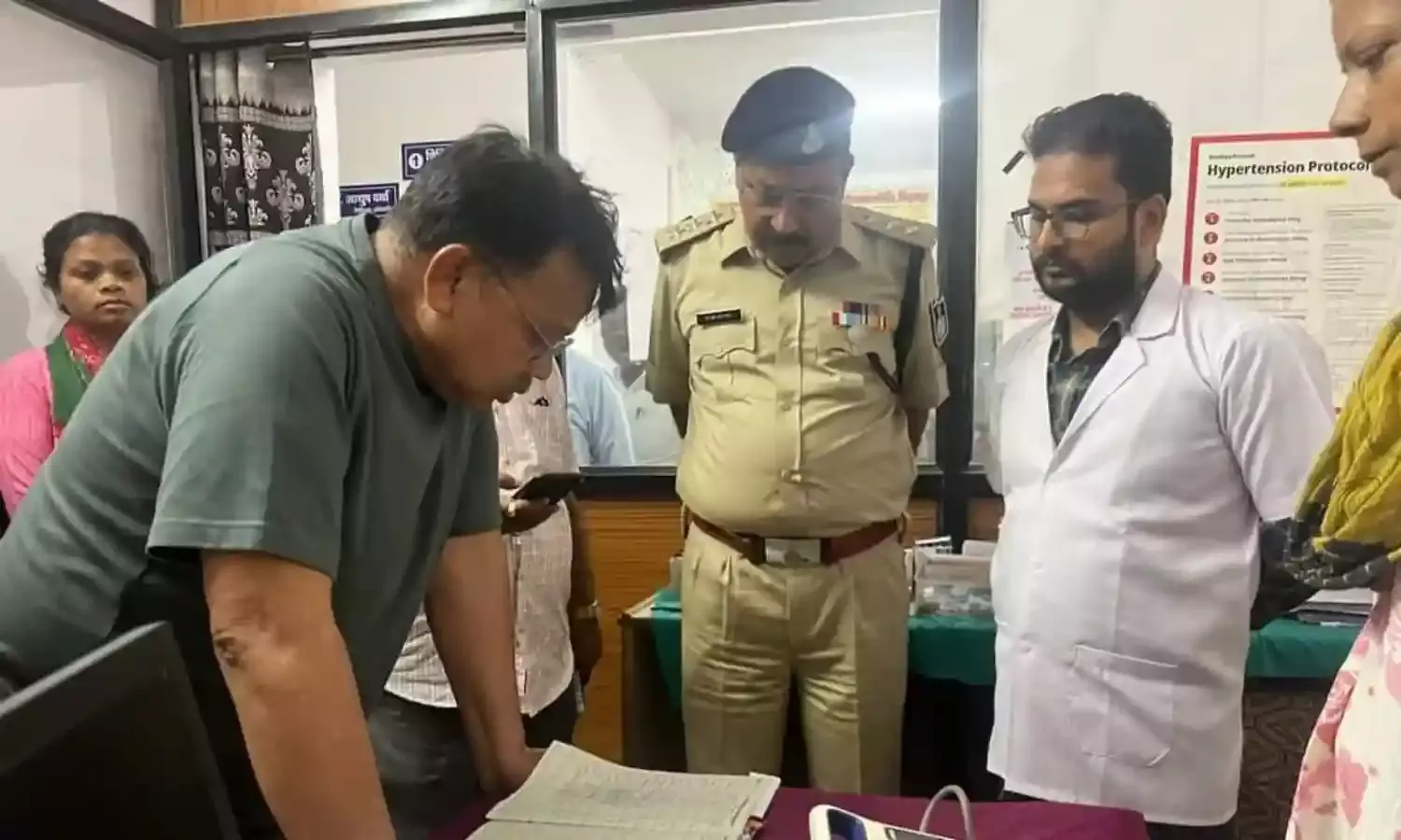 आधी रात को प्रभारी मंत्री पहुंचे सिविल अस्पताल, गंदगी देखकर हुए नाराज