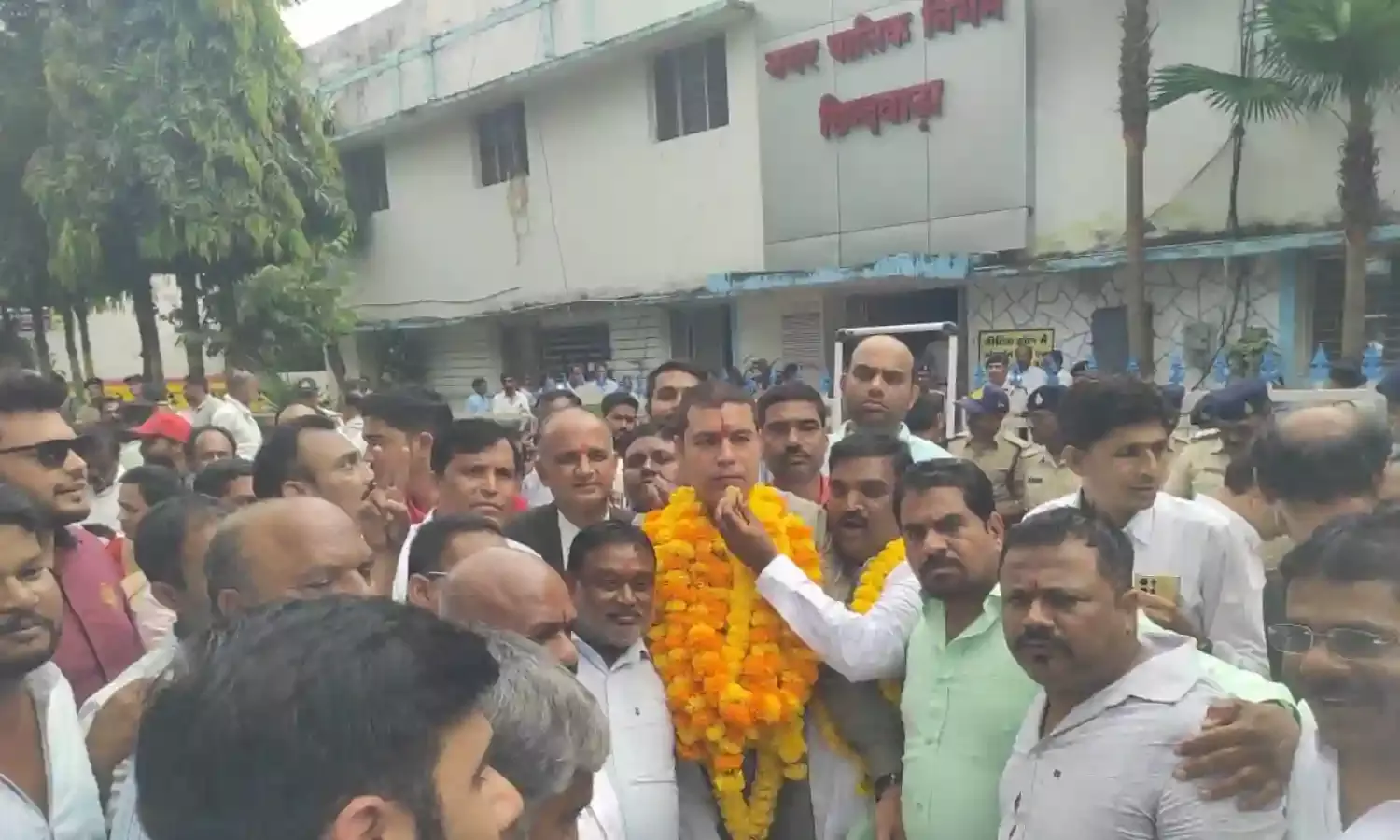 अविश्वास प्रस्ताव पर भाजपा के सात पार्षदों का विश्वासघात