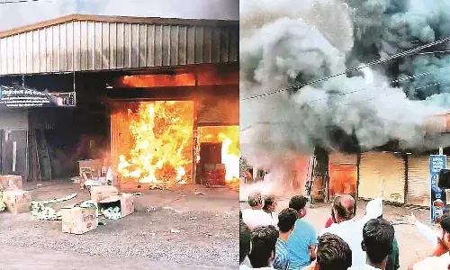 तीन दुकानों में लगी भीषण आग, लाखों का माल जलकर हुआ खाक