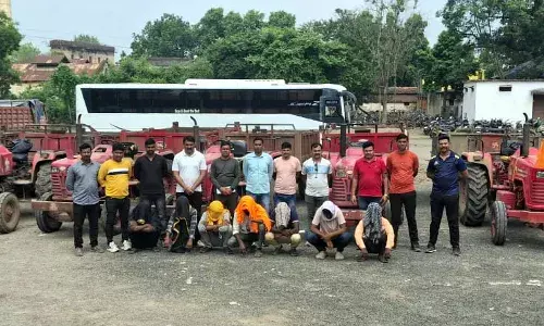 रेत लदे सात ट्रैक्टर और ट्रॉली समेत 50.81 रुपए का माल पकड़ा, सात गिरफ्तार रेत लदे सात ट्रैक्टर और ट्रॉली समेत 50.81 रुपए का माल पकड़ा, सात गिरफ्तार