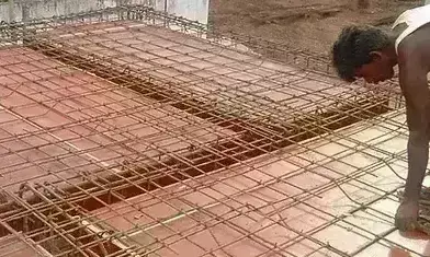 तीसरी मंजिल पर कर रहा था सेंटरिंग का काम, तभी निचली लकड़ी टूटने से गिरा मजदूर - मौत तीसरी मंजिल पर कर रहा था सेंटरिंग का काम, तभी निचली लकड़ी टूटने से गिरा मजदूर - मौत