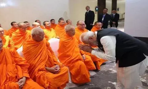 पीएम मोदी ने विएंतियान में बौद्ध भिक्षुओं का लिया आशीर्वाद, रामायण का लाओ संस्करण देखा