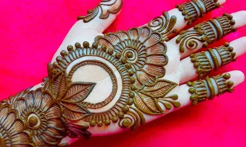 करवाचौथ पर लगाना चाहती हैं सुंदर मेहंदी, तो इन डिजाइनों को करें ट्राई, सब लोग करेंगे मेहंदी की तारीफ करवाचौथ पर लगाना चाहती हैं सुंदर मेहंदी, तो इन डिजाइनों को करें ट्राई, सब लोग करेंगे मेहंदी की तारीफ