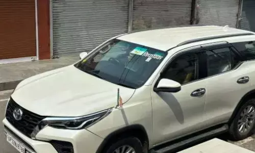 भारी सुरक्षा के पहरे में बाबा भोले बीजेपी विधायक की गाड़ी में बैठकर पेशी पर पहुंचा