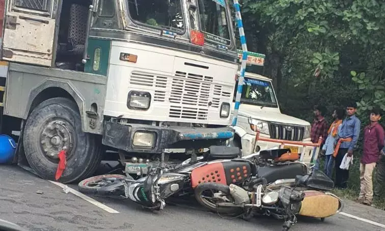 बेलगाम ट्रक ने मचाया कोहराम, दस मोटर साइकिलों को रौंदा, एक की मौत, चार घायल