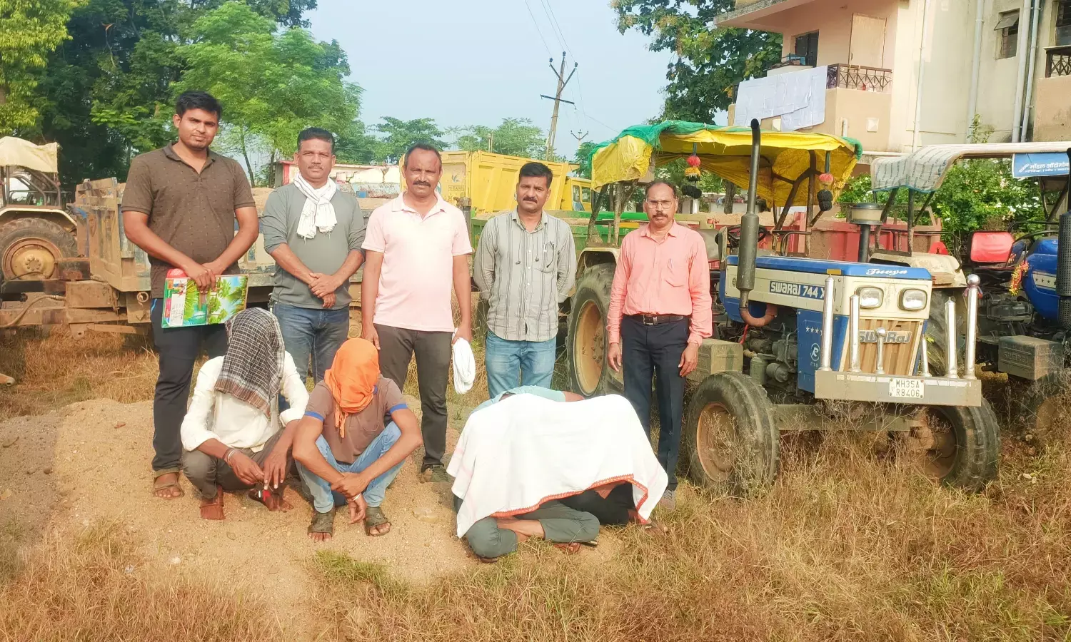 तस्करों से रेत लदे 7 वाहनों समेत 68 लाख का माल बरामद