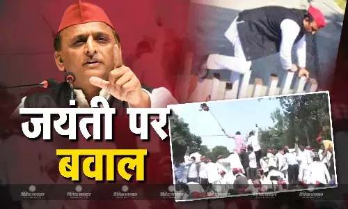 JPNIC जाने से रोका तो जेपी नारायण की दूसरी प्रतिमा ले आए, बीच सड़क पर अखिलेश यादव ने किया माल्यार्पण