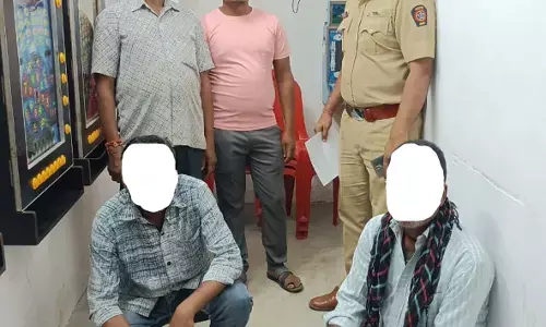 चिखला के गेम पार्लर पर छापा मारकर पुलिस ने जब्त किया लाखों का माल