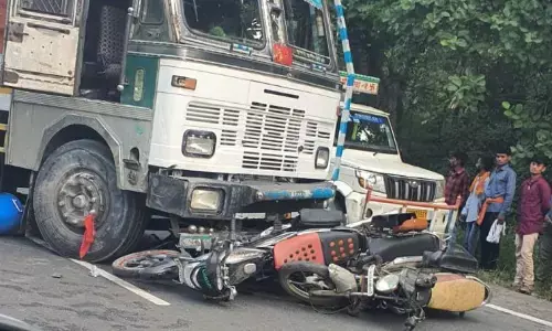 बेलगाम ट्रक ने मचाया कोहराम, दस मोटर साइकिलों को रौंदा, एक की मौत, चार घायल बेलगाम ट्रक ने मचाया कोहराम, दस मोटर साइकिलों को रौंदा, एक की मौत, चार घायल