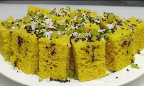 नाश्ते में पोहा खाकर हो गए हैं बोर, तो 1 कप चावल के आटे से बनाएं मार्केट जैसे सॉफ्ट एंड स्पंजी ढोकले