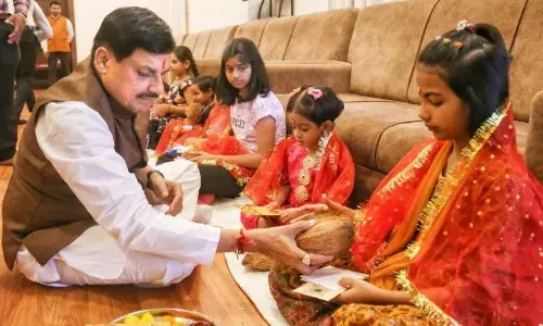 मुख्यमंत्री मोहन यादव ने कन्या-पूजन और कन्या-भोज की सनातन परंपरा का किया पालन मुख्यमंत्री मोहन यादव ने कन्या-पूजन और कन्या-भोज की सनातन परंपरा का किया पालन