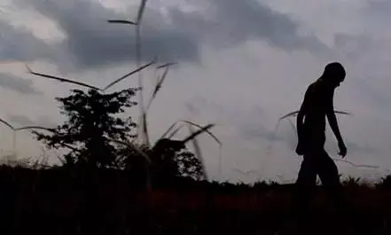 कर्ज से परेशान किसान ने कर ली आत्महत्या, घर में छत की बल्ली से लगाई फांसी