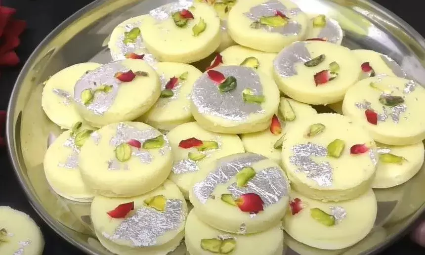 बिना मावा और चाशनी के बनाएं घर पर ही हलवाई जैसा मिल्क पेड़े, मात्र 3 चीजों से बिना मावा और चाशनी के बनाएं घर पर ही हलवाई जैसा मिल्क पेड़े, मात्र 3 चीजों से