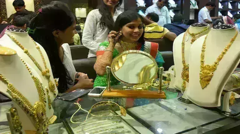 सोने-चांदी की जमकर हुई खरीदारी, एक-दूसरे को सोने के रूप में बांटे पत्ते