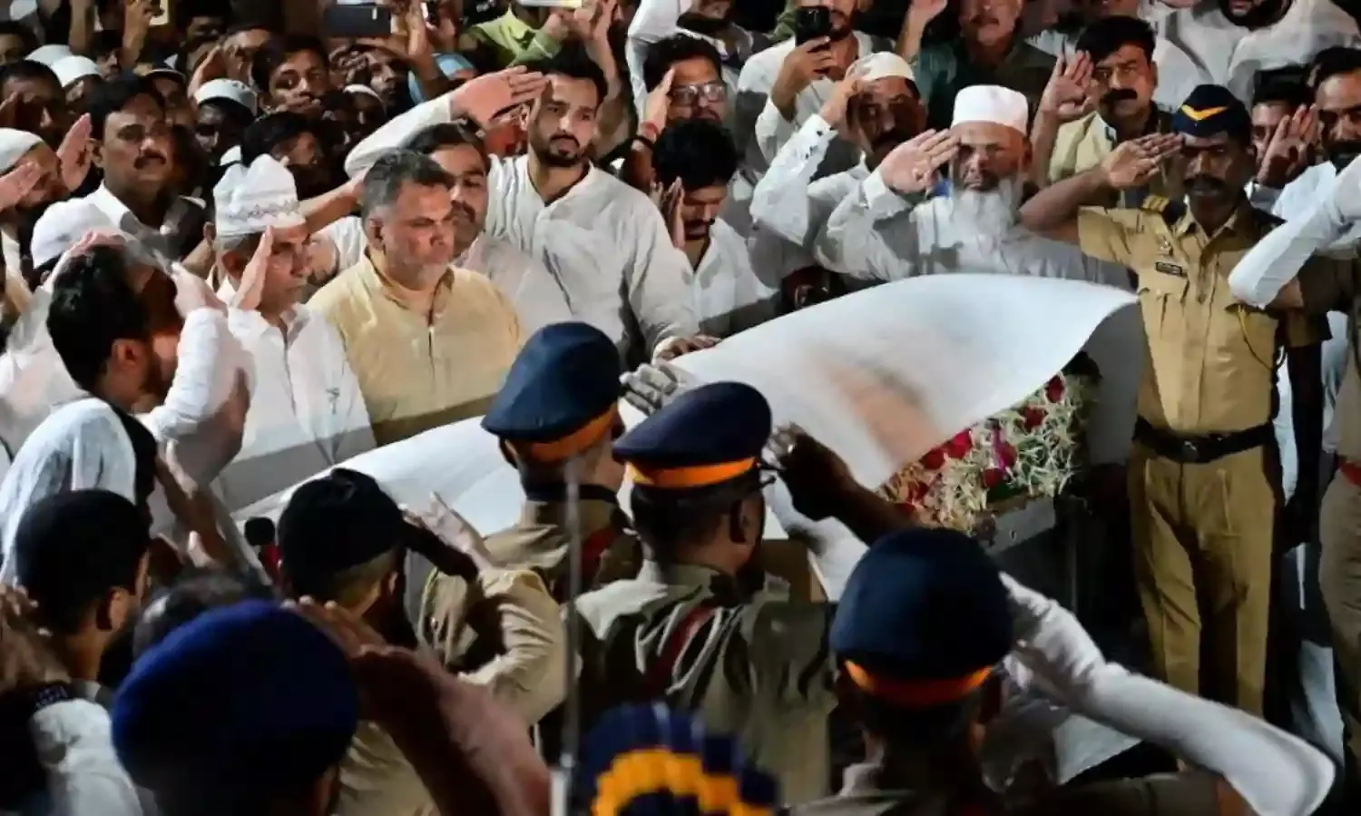 अब तक तीन आरोपी गिरफ्तार, तीन अभी भी फरार, तलाश में जुटी पुलिस, मुंबई के बड़ा कब्रिस्तान में सुपुर्द ए खाक हुए सिद्दीकी