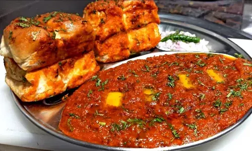 हर तरीके से पाव भाजी बनाकर देख लिया पर फिर भी नहीं आ रहा बाजार जैसा स्वाद, तो एक बार ट्राई करें ये सिंपल रेसिपी