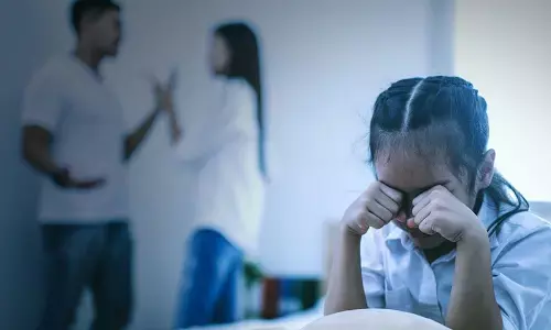 माता-पिता के बीच झगड़े का बच्चों पर पड़ रहा प्रतिकूल प्रभाव, शुरू है टोल फ्री हेल्पलाइन