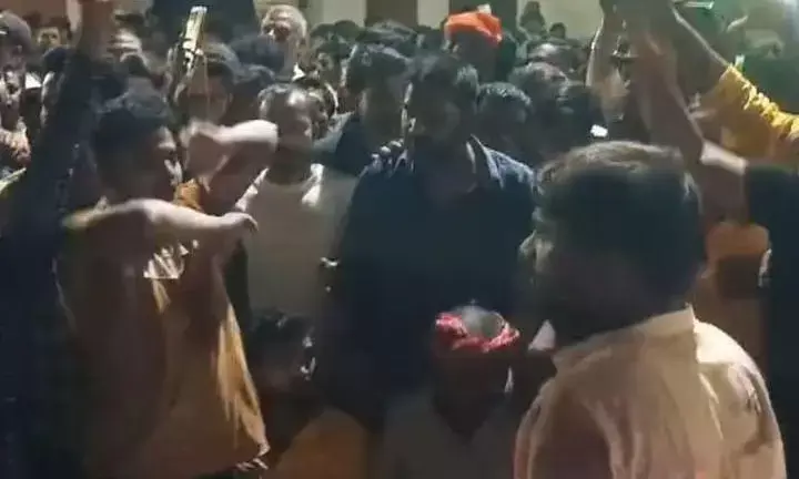 उत्तरप्रदेश के बहराइच में दुर्गा प्रतिमा विसर्जन के दौरान पत्थरबाजी, फायरिंग और आगजनी, सीएम योगी आदित्यनाथ ने लिया एक्शन