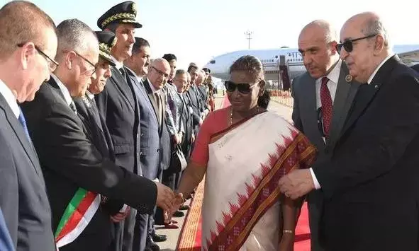 तीन देशों की यात्रा के पहले चरण में अल्जीरिया पहुंची राष्ट्रपति द्रौपदी मुर्मू का भव्य स्वागत