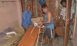 Satna News: बिजली का स्विच दबाते ही कमरे में धमाका, कपड़ा विक्रेता झुलसा