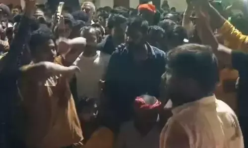 उत्तरप्रदेश के बहराइच में दुर्गा प्रतिमा विसर्जन के दौरान पत्थरबाजी, फायरिंग और आगजनी, सीएम योगी आदित्यनाथ ने लिया एक्शन उत्तरप्रदेश के बहराइच में दुर्गा प्रतिमा विसर्जन के दौरान पत्थरबाजी, फायरिंग और आगजनी, सीएम योगी आदित्यनाथ ने लिया एक्शन