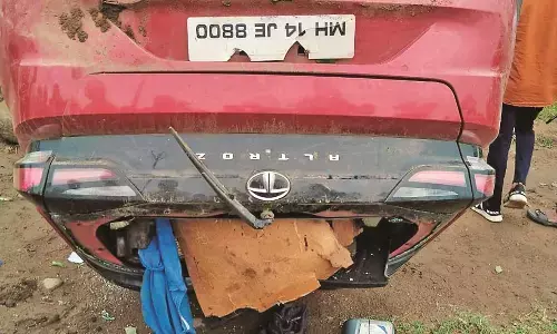 तीन दुर्घटनाओं में 3 की मौत -  दिशा सूचक फलक से टकराने के बाद पलटी कार