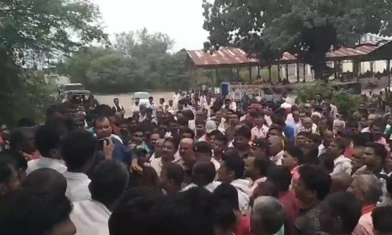खाद की किल्लत से किसानों में हाहाकार, पुलिस सुरक्षा व्यवस्था के बीच तहसीलदार की मौजूदगी में वितरित की गई खाद