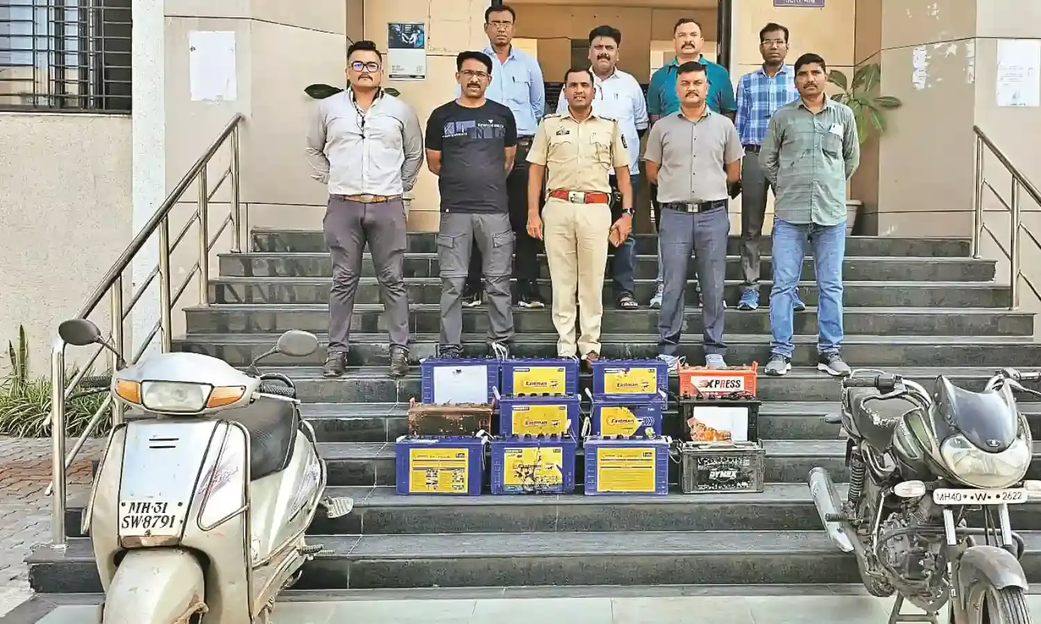 ई-रिक्शा की बैटरियां चुराने वाले दो चोरों को पुलिस ने किया गिरफ्तार