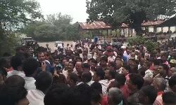 Panna News- खाद की किल्लत से किसानों में हाहाकार, पुलिस सुरक्षा व्यवस्था के बीच तहसीलदार की मौजूदगी में वितरित की गई खाद