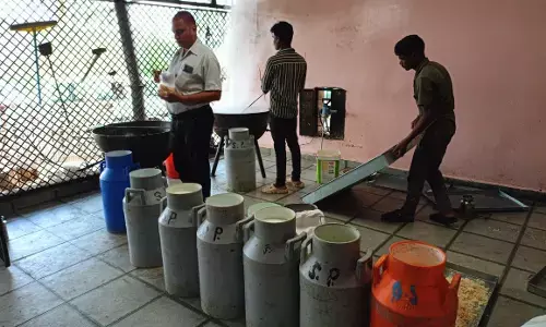 Chhindwara  News  रंगजी के कारखाने में मिला एक्सपायरी डेट का अमूल बटर, इनफिनिटी रेस्टारेंट में ब्रेड