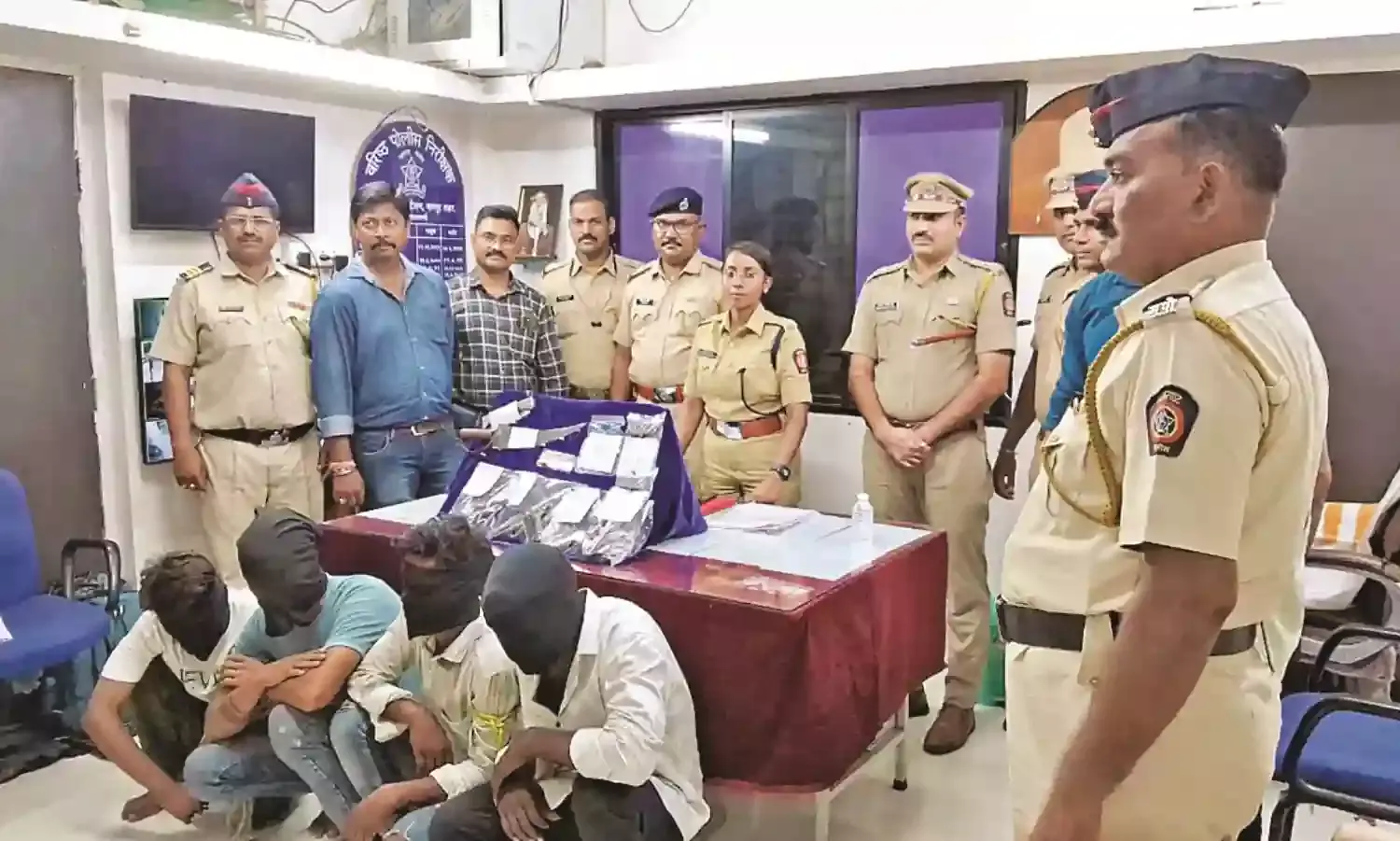 हथियारों से लैस गिरोह पकड़ाया , 4 आरोपियों को पुलिस ने किया गिरफ्तार